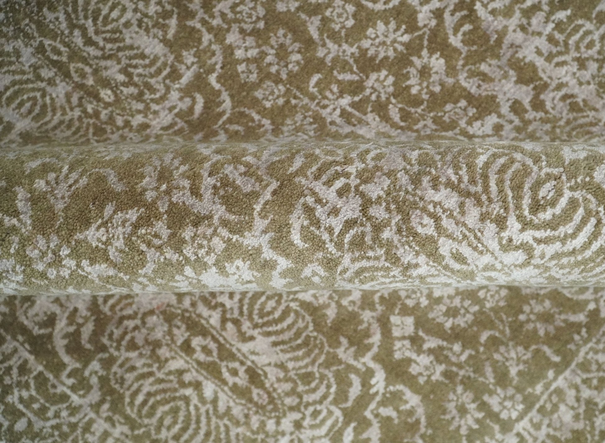 Hand - Knotted Wool and Bamboo Silk Rug Olive and Silver Traditional Design 4x6 - MyTuftedRugs.com